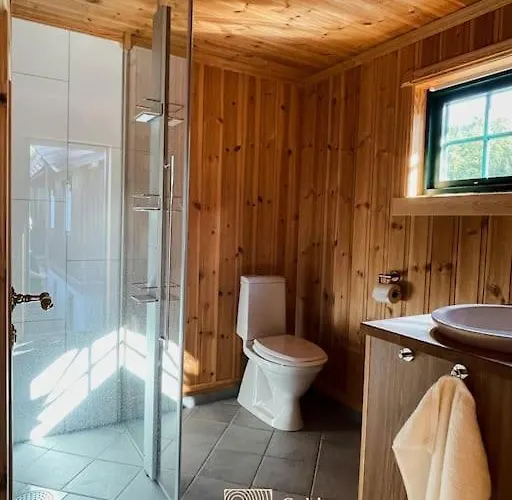 Large At Nesfjellet With Lovely View, Inddor Jacuzzi & Sauna نيسبين