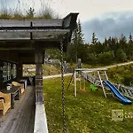 Large At Nesfjellet With Lovely View, Inddor Jacuzzi & Sauna Несбиен