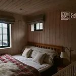 Large At Nesfjellet With Lovely View, Inddor Jacuzzi & Sauna Несбиен